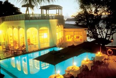seychelles-archipel-piscine-nuit  (© Hotel Archipel / Archipel)