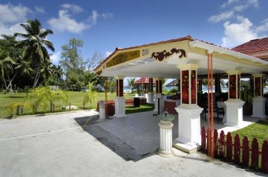 seychelles-berjayapraslinbeach-pizzeriabar1  (© Vision Voyages TN / Berjaya Praslin Beach Hotel)