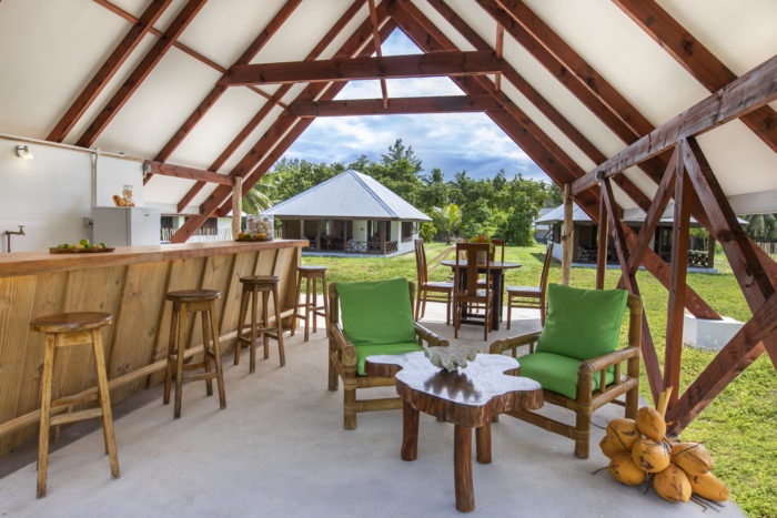 seychelles-booking-Kitchen-Dining-Lounge-interior-Bird-Island  (©  Seychelles Reservations)