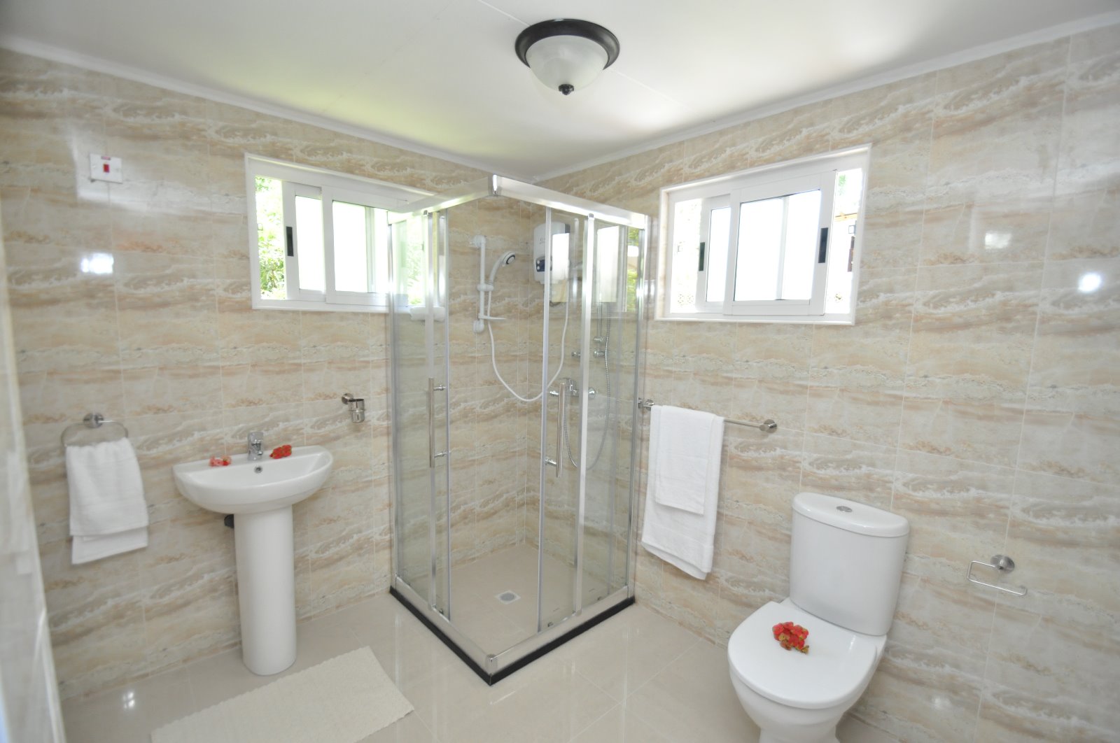 seychelles-booking-chrisent-residence-bathroom1  (©  Seychelles Reservations)