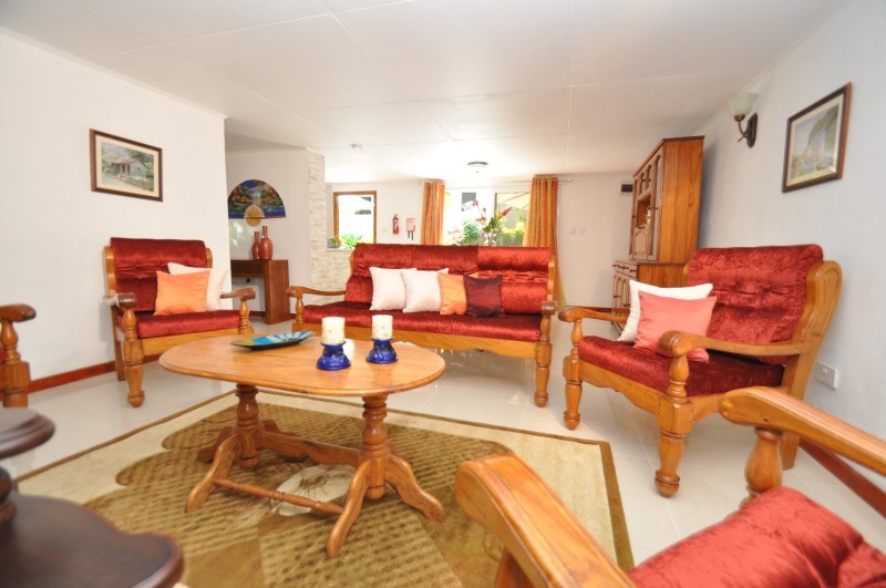 seychelles-booking-chrisent-residence-two-bedroom-apartment-living-room3  (©  Seychelles Reservations)