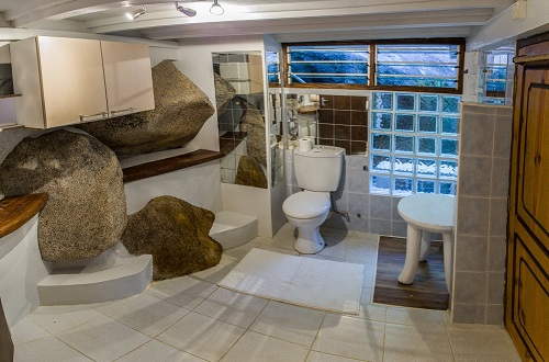 seychelles-booking-cupid-stream-mahe-bathroom1  (©  Seychelles Reservations)