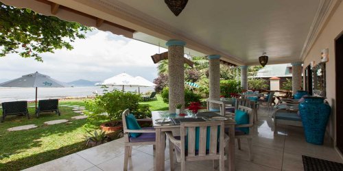 seychelles-booking-le-relax-beach-house-la-digue-veranda-restaurant1  (© Vision Voyages TN / Le Relax Beach House)