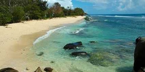 seychelles-booking-mahe-le-bonheur-villa-area-beach1  (©  Seychelles Reservations)