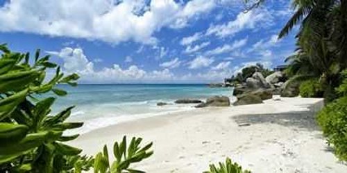 seychelles-booking-mahe-le-bonheur-villa-carana-beach1  (©  Seychelles Reservations)