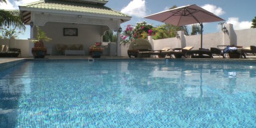 seychelles-booking-mahe-le-bonheur-villa-pool2  (©  Seychelles Reservations)