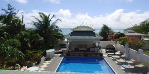 seychelles-booking-mahe-le-bonheur-villa-pool3  (©  Seychelles Reservations)