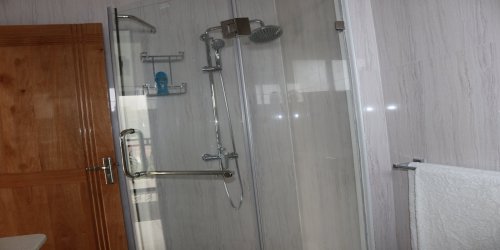 seychelles-booking-tamas-holiday-apartment-bathroom1  (©  Seychelles Reservations)