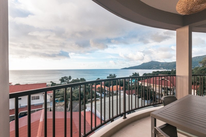 seychelles-booking-villa-rousseau-balcony2  (©  Seychelles Reservations)