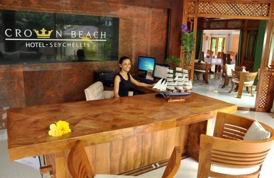 seychelles-crown-beach-hotel-reception  (© Vision Voyages TN / Crown Beach Hotel)
