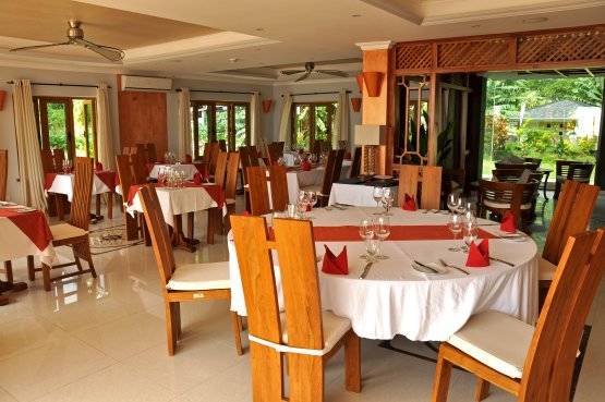 seychelles-crown-beach-hotel-restaurant  (© Vision Voyages TN / Crown Beach Hotel)