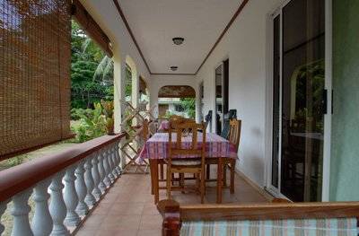 seychelles-la-digue-pension-hibiscus-terrasse-chambre-bungalow  (© Pension Hibiscus / Pension Hibiscus)