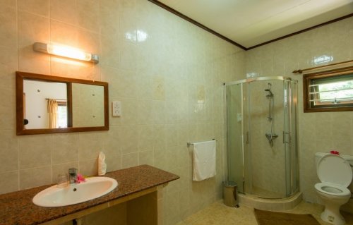 seychelles-la-digue-zerof-self-catering-apartment-bathroom-one-bedroom-apartment  (©  Seychelles Reservations)