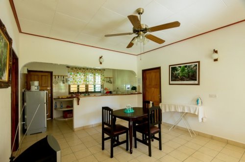 seychelles-la-digue-zerof-self-catering-apartment-dining-area-two-bedroom-apartment1  (©  Seychelles Reservations)