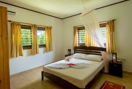 seychelles-la-digue-zerof-self-catering-apartment-double-bed-one-bedroom-apartment2  (©  Seychelles Reservations)