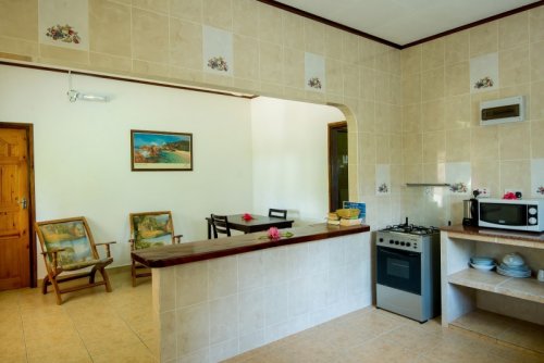 seychelles-la-digue-zerof-self-catering-apartment-living-room-one-bedroom-apartment2  (©  Seychelles Reservations)
