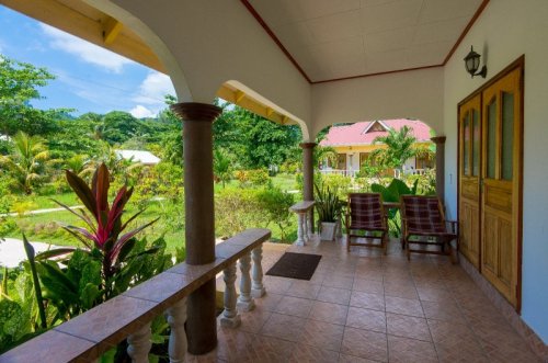 seychelles-la-digue-zerof-self-catering-apartment-veranda-three-bedroom-apartment  (©  Seychelles Reservations)