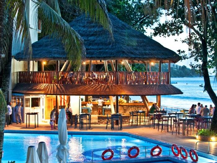 seychelles-mahe-coral-strand-restaurant-ocean-deck-pub  (© Vision Voyages TN / Coral Strand Smart Choice Hotel)