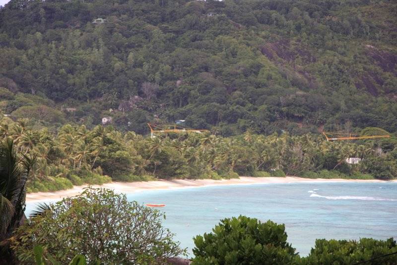 seychelles-mahe-plage-petite-anse  (©  Seychelles Reservations)