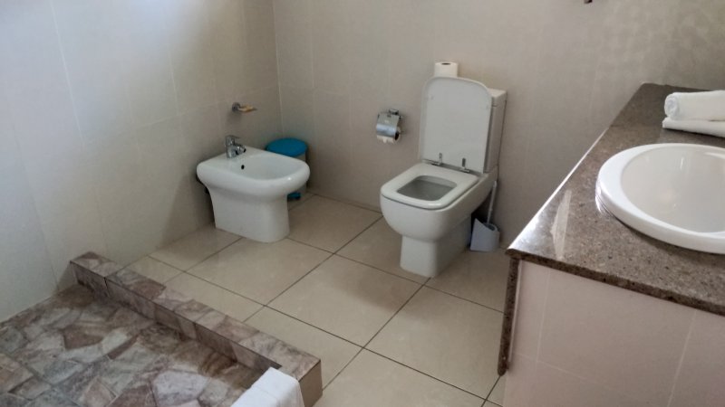 seychelles-praslin-casadani-luxury-appartement-bathroom  (©  Seychelles Reservations)