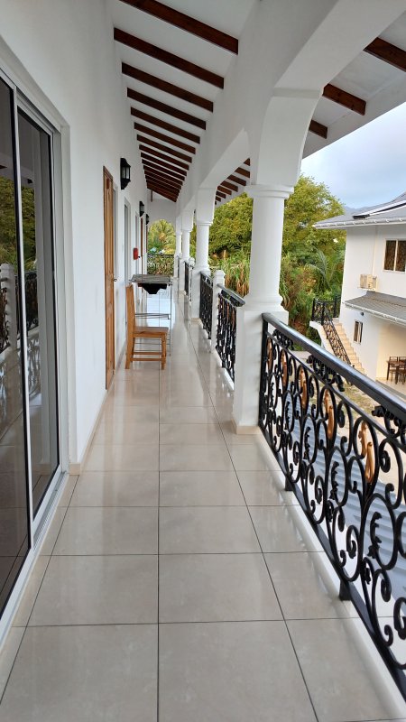 seychelles-praslin-casadani-luxury-appartement-entrance  (©  Seychelles Reservations)