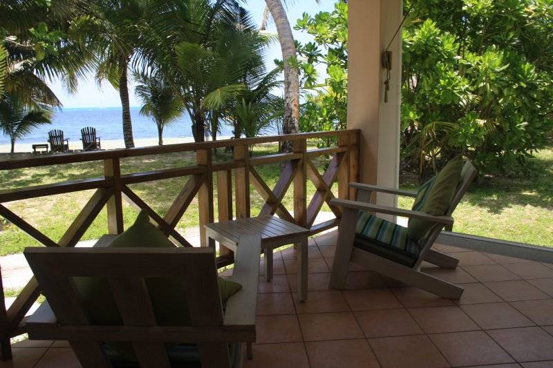 seychelles-praslin-indian-ocean-lodge-chambre-standard-terrasse2  (©  Seychelles Reservations)