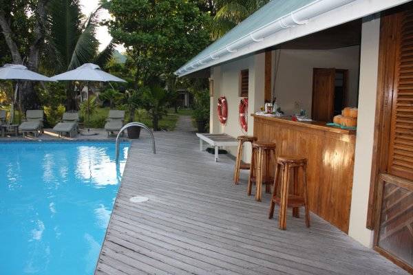 seychelles-praslin-indian-ocean-lodge-piscine  (©  Seychelles Reservations)