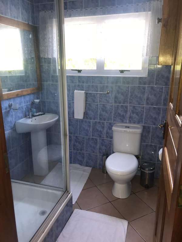 seychelles-praslin-villa-aya-room-bathroom-2  (©  Seychelles Reservations)