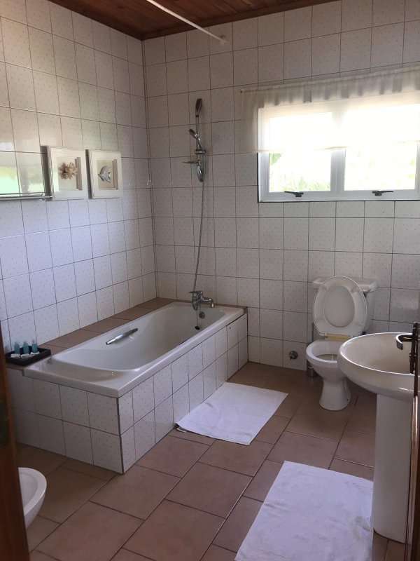 seychelles-praslin-villa-aya-room-bathroom  (©  Seychelles Reservations)
