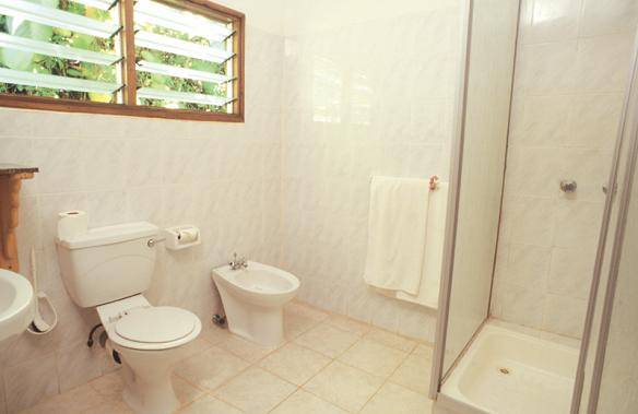 seychelles-villa-chez-batista-salle-de-bain  (©  / Villa chez Batista)